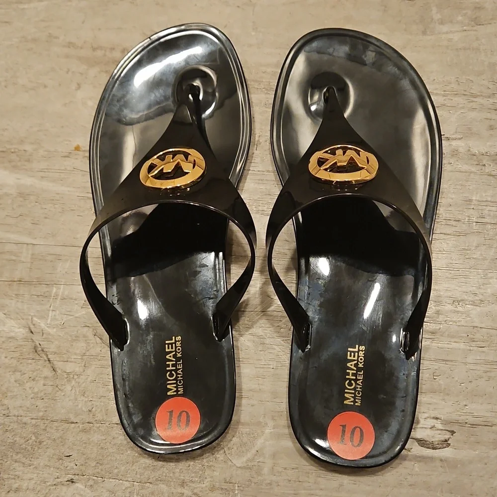 💕MICHAEL BY MICHAEL KORS💕 Glossy Black Thong Sandals with Gold Logo 10 NWOT
